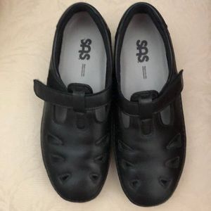 Black women shoes, size 8w, new.